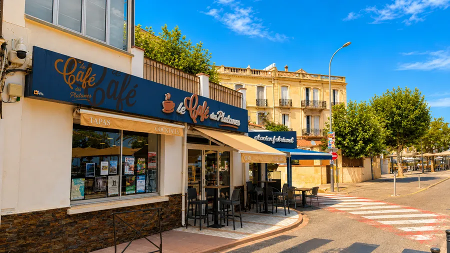 Façade du Café des Platanes